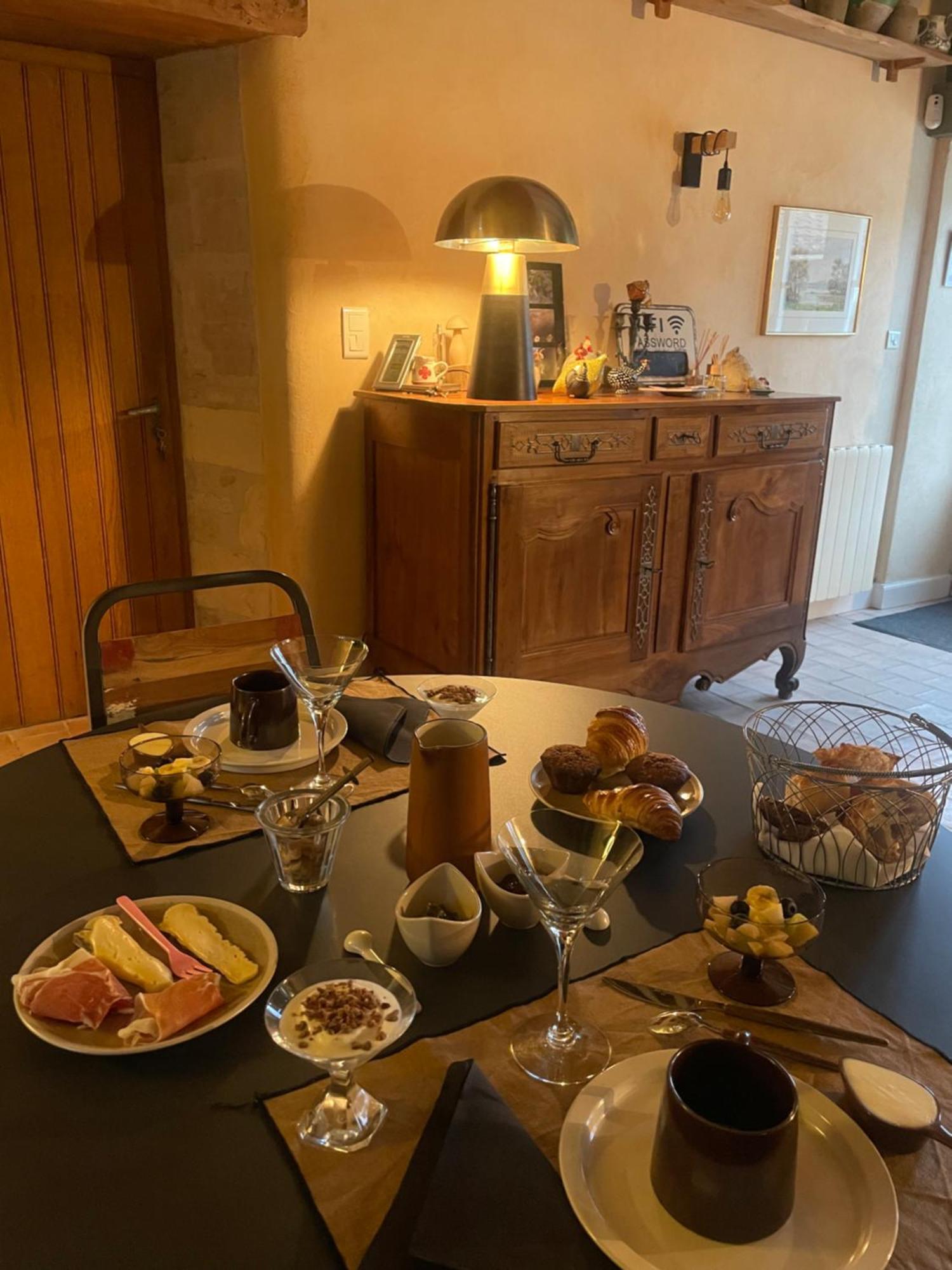 Bed and Breakfast Le P'Tit Nid De Gabriel Les Touches-de-Périgny Esterno foto