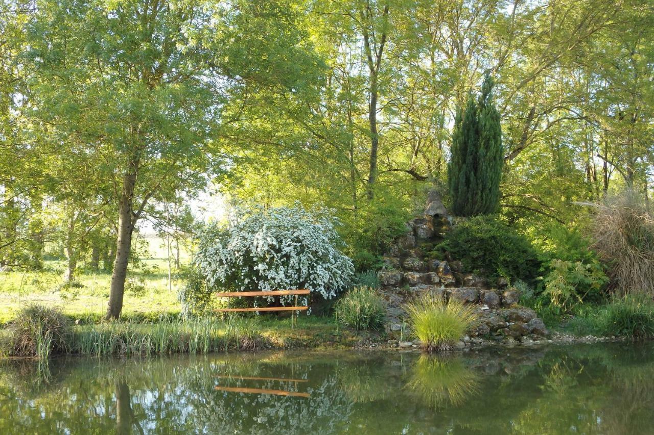 Bed and Breakfast Le P'Tit Nid De Gabriel Les Touches-de-Périgny Esterno foto